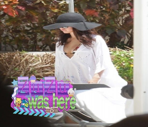 11.05 - Na piscina do hotel em Miami, FL - x - SG - 11-05-2013 - Na piscina do hotel em Miami FL - Selena Gomez