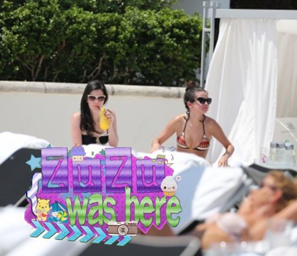 11.05 - Na piscina do hotel em Miami, FL - x - SG - 11-05-2013 - Na piscina do hotel em Miami FL - Selena Gomez