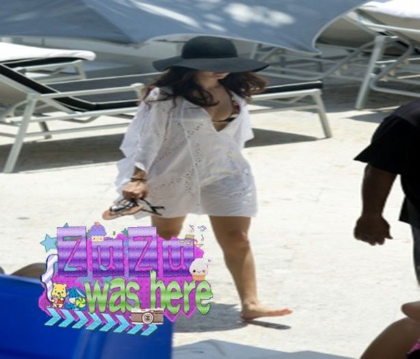 11.05 - Na piscina do hotel em Miami, FL - x - SG - 11-05-2013 - Na piscina do hotel em Miami FL - Selena Gomez