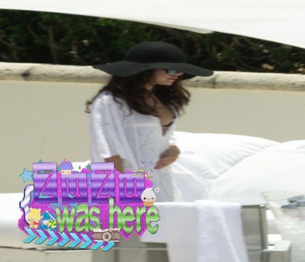 11.05 - Na piscina do hotel em Miami, FL - x - SG - 11-05-2013 - Na piscina do hotel em Miami FL - Selena Gomez