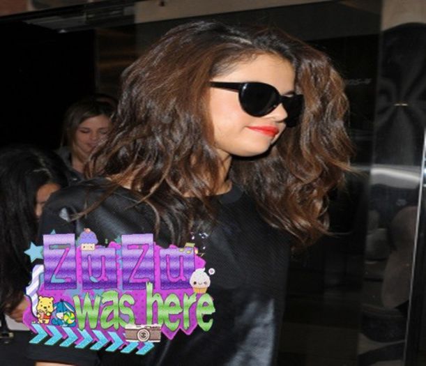 09.09 - Chegando nos estúdios da Kiss FM, em Londres