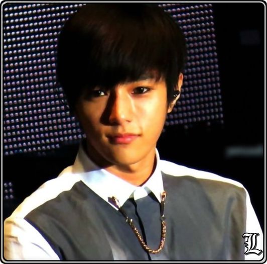∞ .. Lui oppa ii place muult de tomata lui. :o3 .. ^lasa ceasca pe masa;se intinde pe jos;isi pune