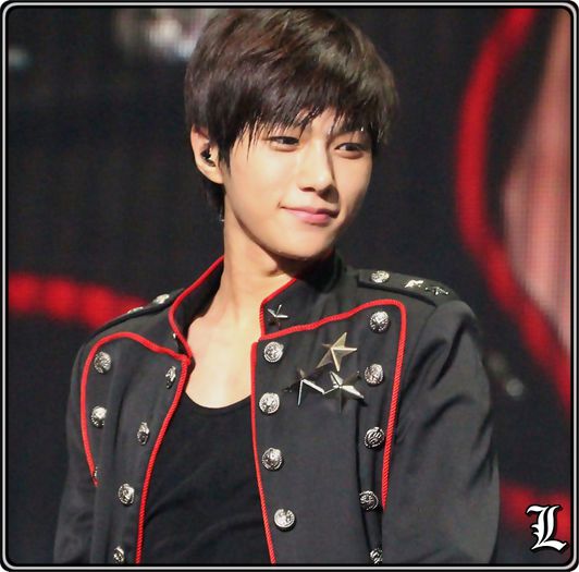 ∞ .. :o3 .. :x .. ^isi deschide ochisorii;se uita la ea^ .. :3 ..