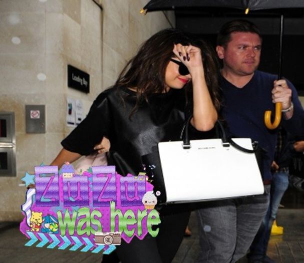 09.09 - Saindo da Radio One, Londres - x - SG - 09-09-2013 - Saindo da Radio One Londres - Selena - BR