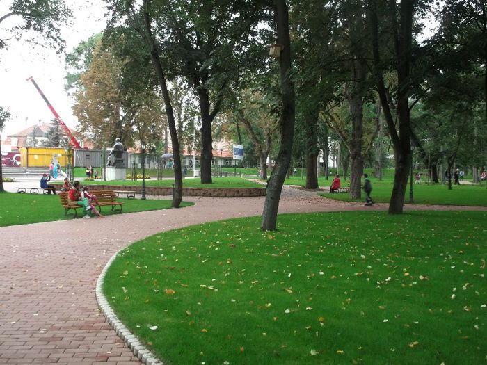 UNII LUCREAZA PE LA  " SPATE " - PARCUL BISTRITEAN