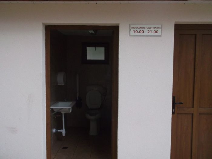 LOC DE REFUGIU LA....NEVOIE