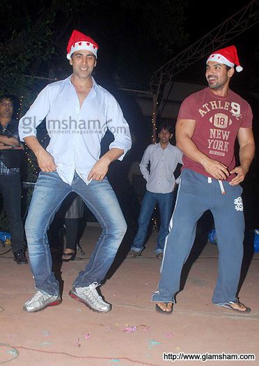 akki-john-ritesh-celebrate-christmas-04 - Akshay Kumar