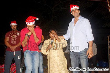 akki-john-ritesh-celebrate-christmas-02 - Akshay Kumar