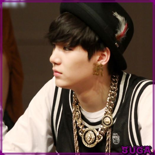 ✖ Pff. (:| Good morning,Kai. ;)) (:| [se uita pe acolo;o vede pe Gina] Oh,la multi ani. (:|. - ix __ Episodul 029 __ xi