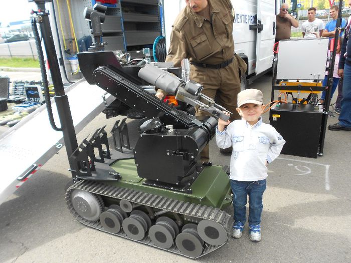 andrei cu robotul - ANDREI LA MAIERUS SI BRASOV