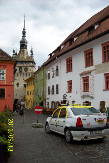 INTERDICTIE-SEMN CARE STRICA IMAGINEA FOTOGRAFICA A ORICARUI TURIST CE POZEAZA TURNUL CU CEAS...