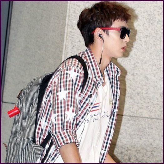 -NK. Euu..ma gandeam sa asist la ora. ;;) Dar imi e cam somn. :( :)) - ix __ Episodul 030 __ xi