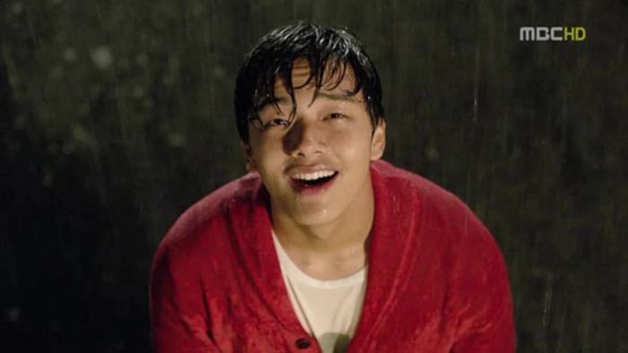 Ploua Maria iubirea mea traiesti