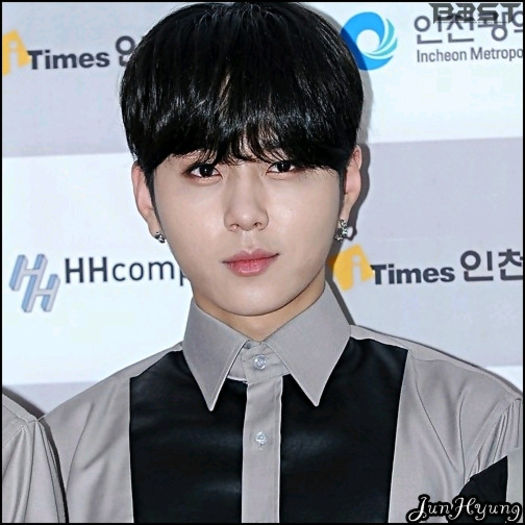 [JH] ..[o imbratiseaza; ii da o cutiuta] ..La multi ani. :3 - ix __ Episodul 030 __ xi