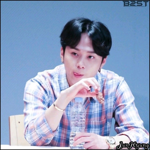 [JH] ..Pana vine el.. :-? ..[mai ia una] ..Sunt bune, sa stii. :)) ..[mananca] ..^-^