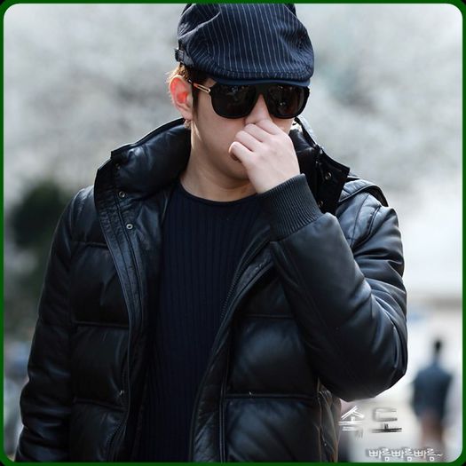 ;T; ..Byee. :-h Vreaau euu. :D [isi ia o bombonica] Mmm, e dulce. :3 :))