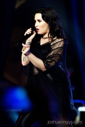2013-twin-towers-alive-demi-lovato-2 - demi lovato