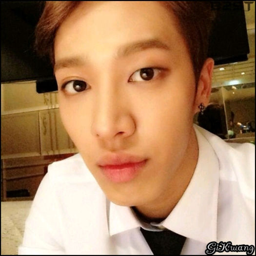 [KK] ..Acum aranjeaza`l ..Nana.. :( ..:)) [isi aranjeaza parul] ..