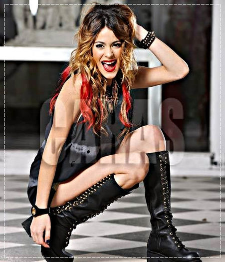 ;; Ea spune că îi place să poarte leggings , tricouri cu influențe rock și tocuri . - martina stoessel - very rare facts