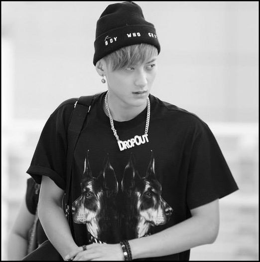 (Tao) ..:))=)) Hyoo..cauti pe cineva? :-? Ocupa loc. :3