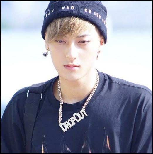 (Tao) ..Aaa. :-? O astepti. :-| Nanaa, tu nu ocupi loc? :3 :( .. :))