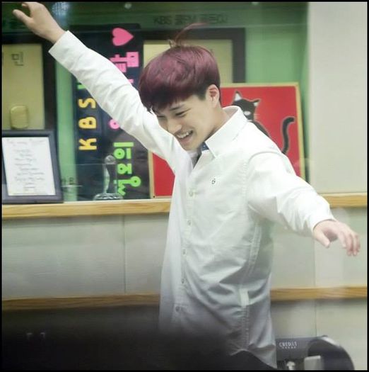 (Kai) ..[coboara intinzandu`se].. Buna.  (:| ..[se uita la ei] :|[Apoi la Luhan; apoi la Hyo] :|.. - ix __ Episodul 032 __ xi