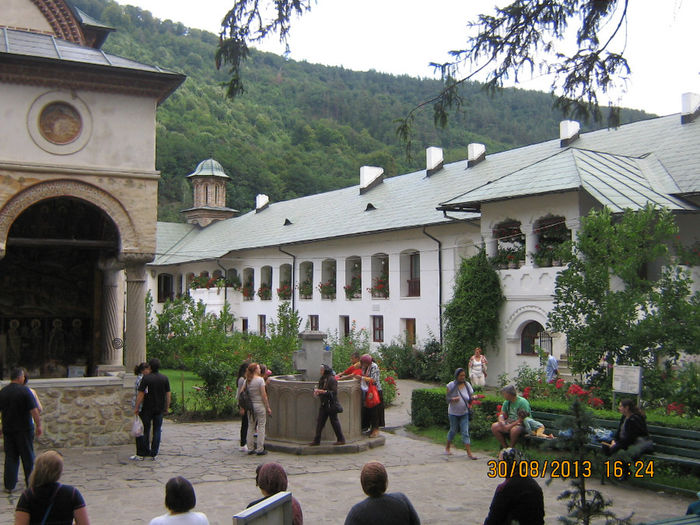 Pict 002; Manastirea Cozia
