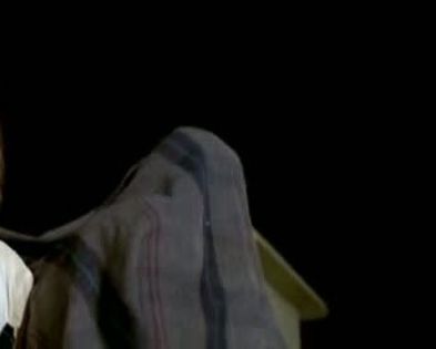 *isi pune esarfa pe fatza*