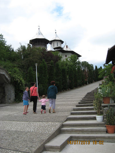 la manastire. - 8 LOCURI INCINTATOARE