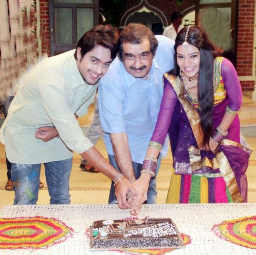 296772-kaisa-ye-ishq-hai-ajab-sa-risk-hai