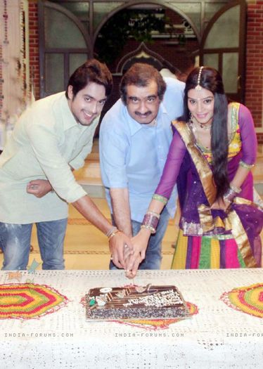 296771-kaisa-ye-ishq-hai-ajab-sa-risk-hai