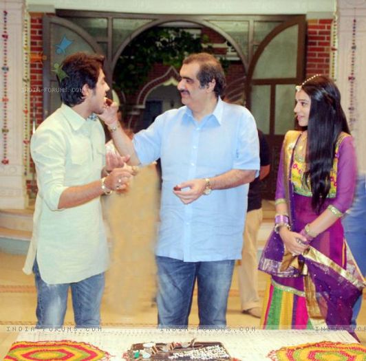 296774-kaisa-ye-ishq-hai-ajab-sa-risk-hai