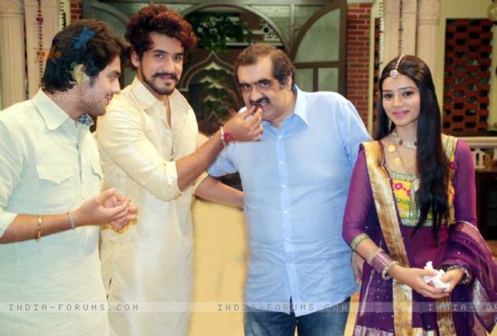 296775-kaisa-ye-ishq-hai-ajab-sa-risk-hai