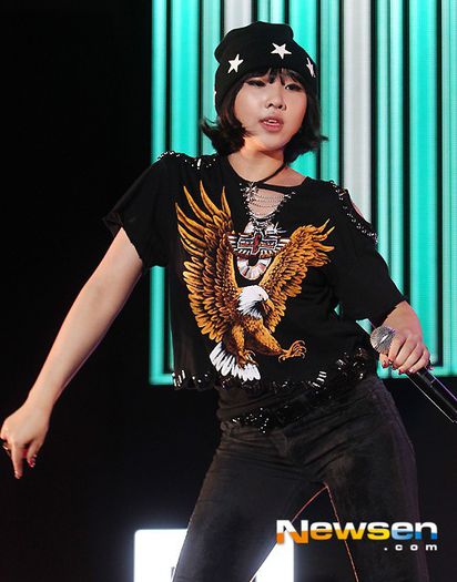 76 - 2ne1 7