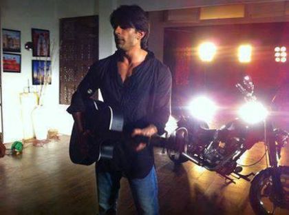 1231395_343789625757356_1393065125_n - Karan Singh Grover