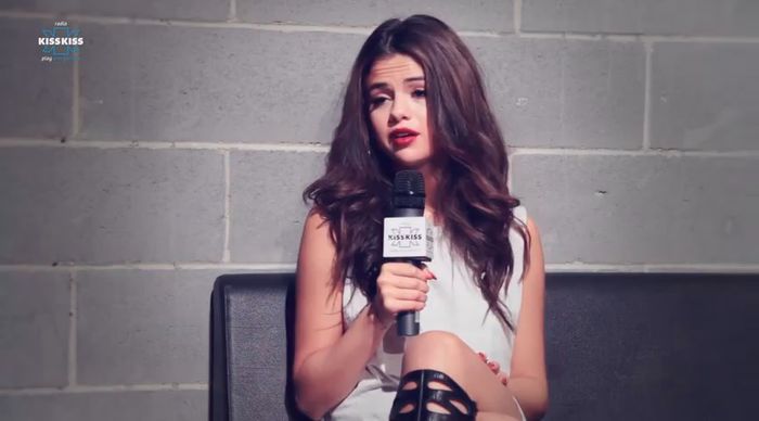 bscap0066 - xX_Radio KissKiss intervista Selena Gomez