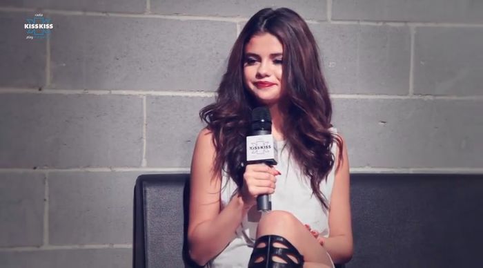 bscap0077 - xX_Radio KissKiss intervista Selena Gomez