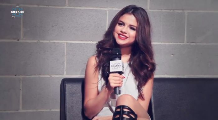 bscap0090 - xX_Radio KissKiss intervista Selena Gomez