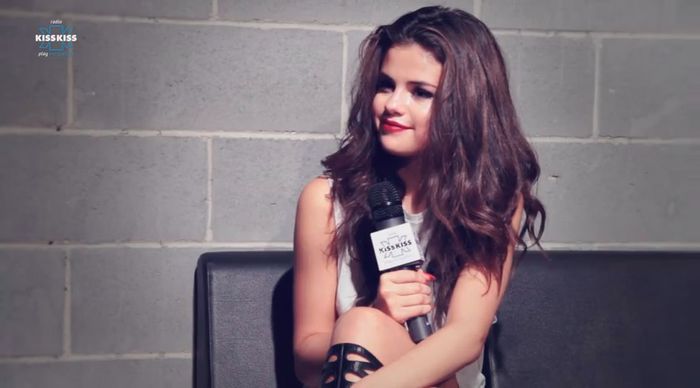 bscap0378 - xX_Radio KissKiss intervista Selena Gomez