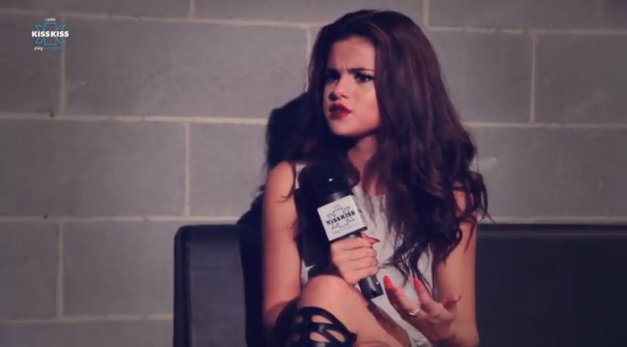bscap0399 - xX_Radio KissKiss intervista Selena Gomez