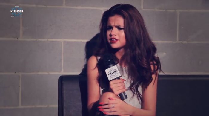 bscap0403 - xX_Radio KissKiss intervista Selena Gomez