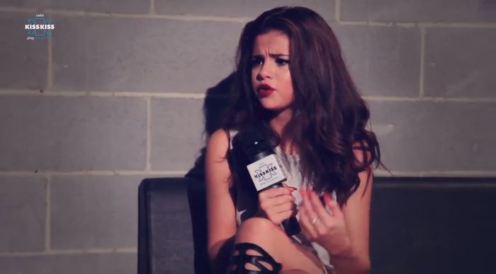 bscap0404 - xX_Radio KissKiss intervista Selena Gomez