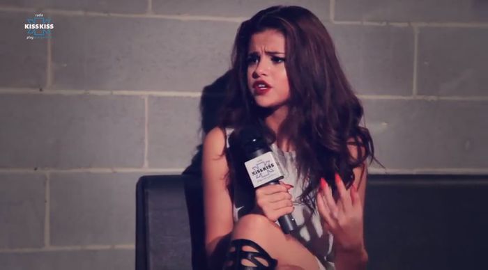 bscap0405 - xX_Radio KissKiss intervista Selena Gomez