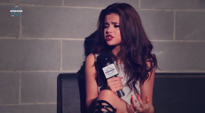 bscap0406 - xX_Radio KissKiss intervista Selena Gomez
