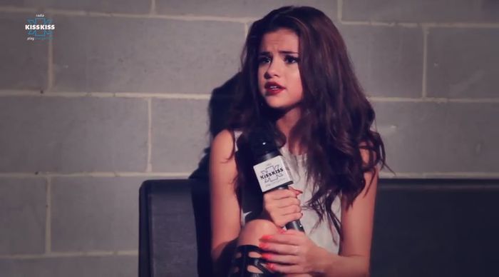 bscap0409 - xX_Radio KissKiss intervista Selena Gomez