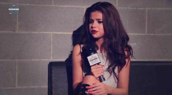 bscap0410 - xX_Radio KissKiss intervista Selena Gomez