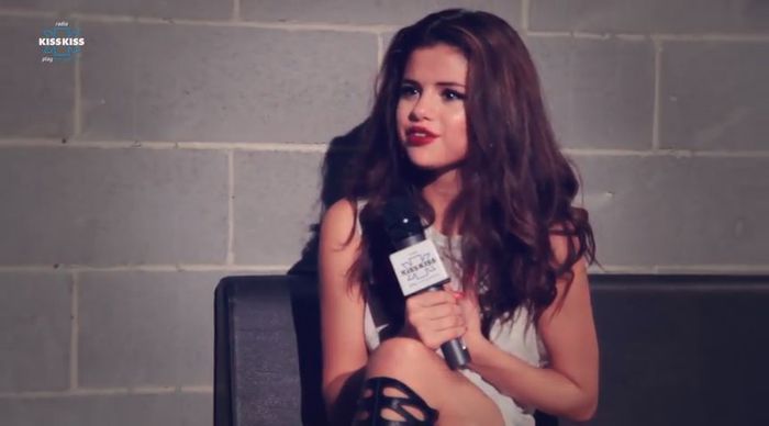 bscap0414 - xX_Radio KissKiss intervista Selena Gomez