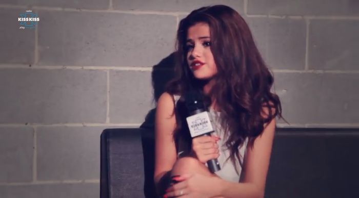 bscap0418 - xX_Radio KissKiss intervista Selena Gomez