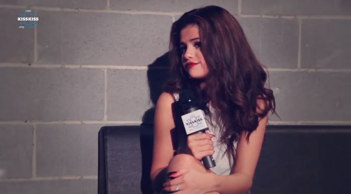 bscap0420 - xX_Radio KissKiss intervista Selena Gomez