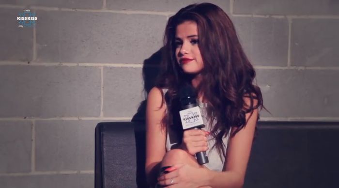 bscap0421 - xX_Radio KissKiss intervista Selena Gomez